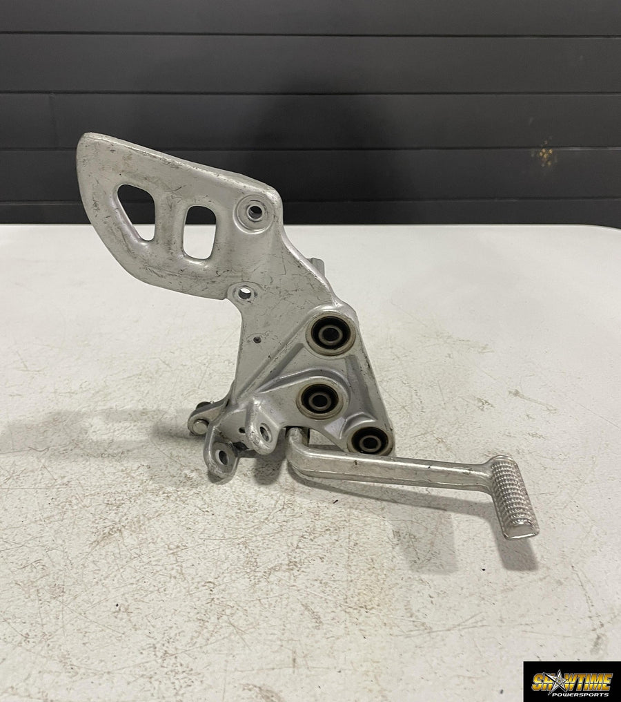 99-07 SUZUKI HAYABUSA RIGHT REARSET REAR SET DRIVER FOOT PEG REST STOP