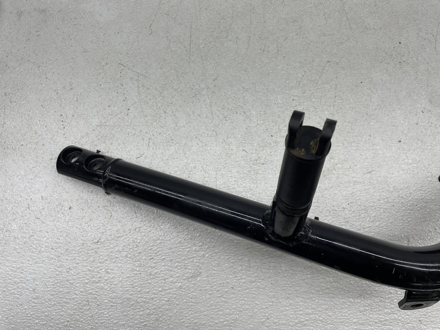 06-07 HARLEY-DAVIDSON STREET ROD VRSCR LEFT LOWER FRAME RAIL SUPPORT BRACKET