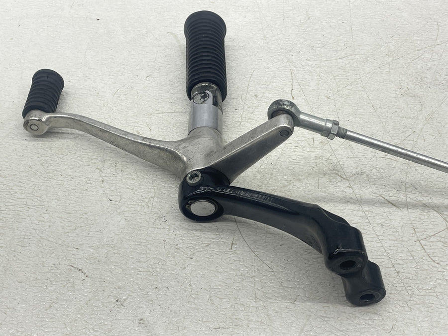 04-06 HARLEY-DAVIDSON SPORTSTER 1200 CUSTOM XL1200C LEFT FRONT FOOT PEG SHIFTER