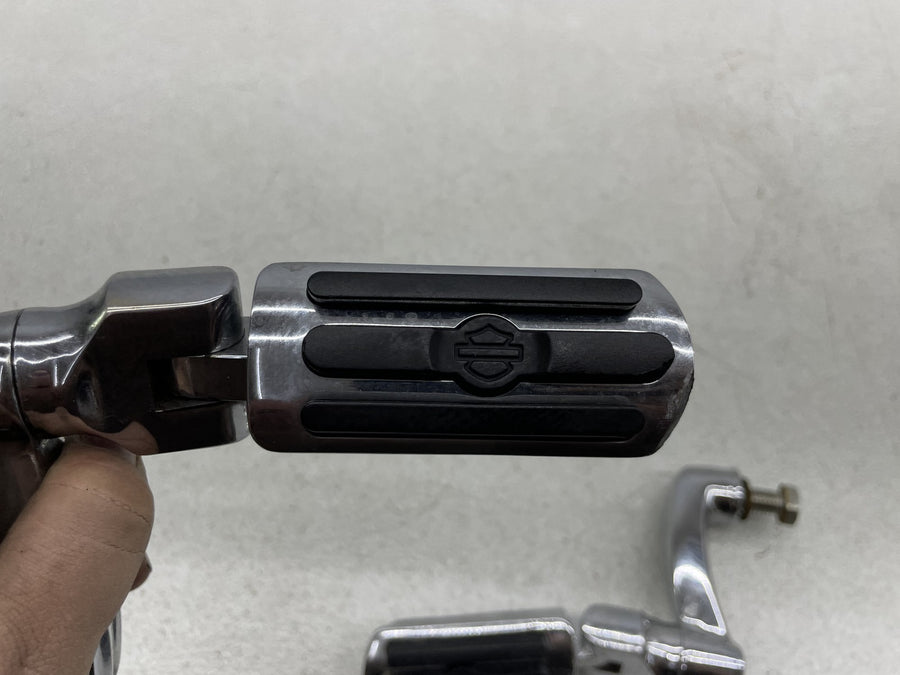 07-11 HARLEY-DAVIDSON ROAD KING CLASSIC FLHRC FRONT HIGHWAY FOOTPEGS PAIR