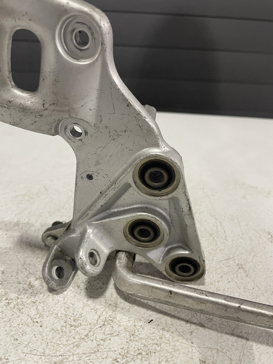 99-07 SUZUKI HAYABUSA RIGHT REARSET REAR SET DRIVER FOOT PEG REST STOP