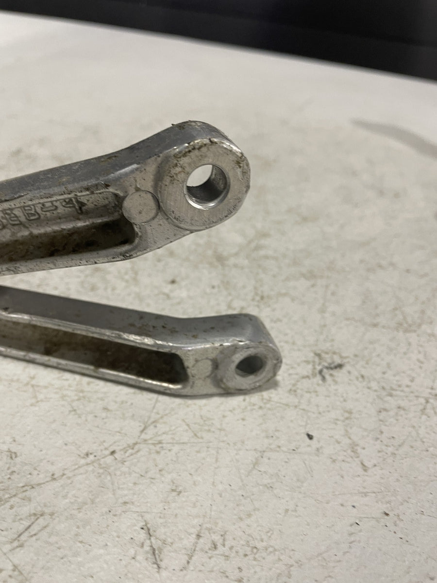 99-02 YAMAHA YZF R6 REAR BACK PASSENGER PEG SET PAIR 5EB-27430-00-00