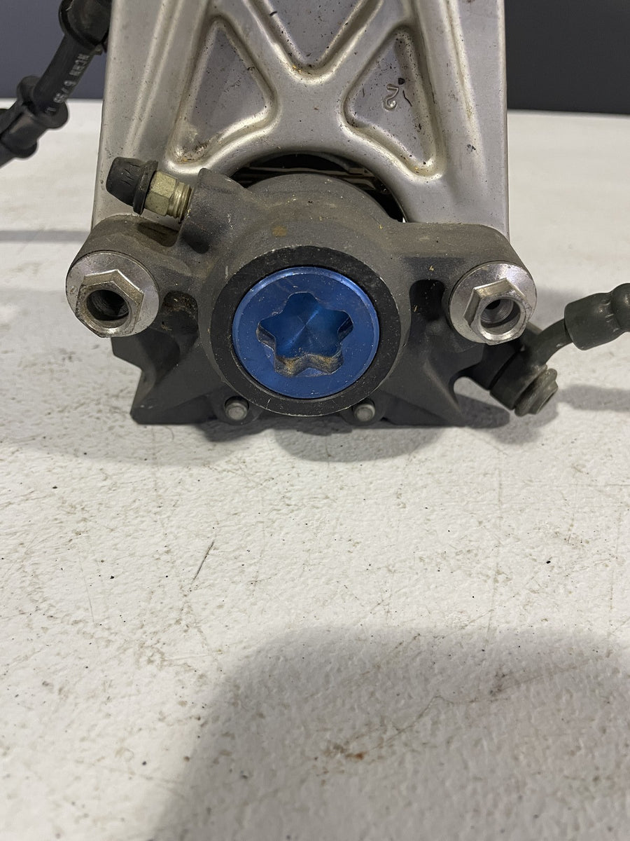 00-01 YAMAHA YZF R1 REAR BACK BRAKE CALIPER W MOUNT BRACKET