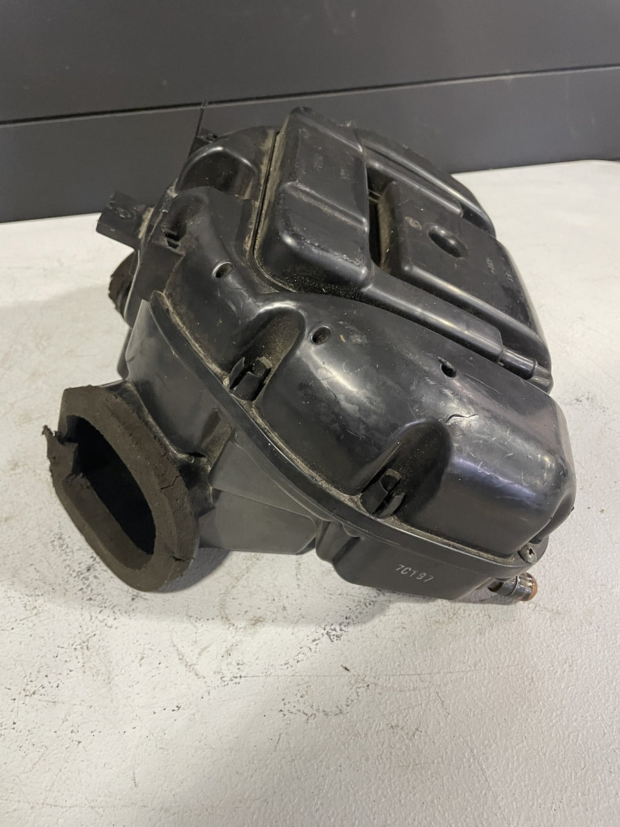 06-07 SUZUKI GSXR600 AIRBOX AIR INTAKE FILTER BOX 13700-01H01
