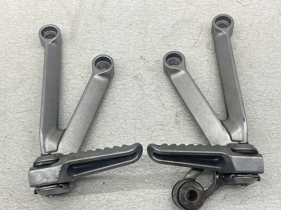 04-05 KAWASAKI NINJA ZX10R REAR BACK PASSENGER PEG SET PAIR