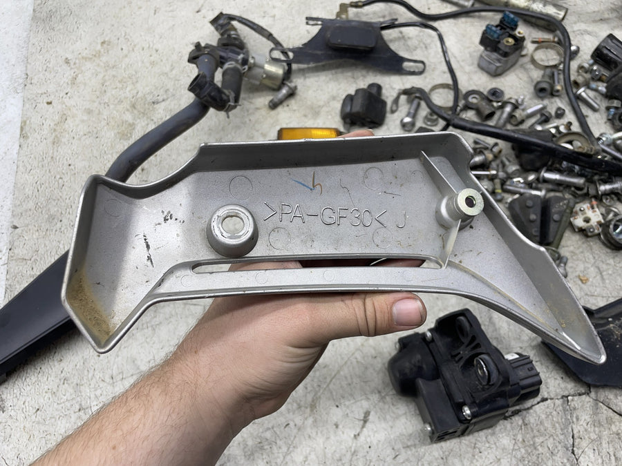 06-15 YAMAHA FZ1 PARTS AND HARDWARE LOT W/ BRAKE LIGHT