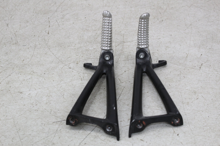 08-16 YAMAHA YZF R6 RIGHT LEFT REAR BACK PASSENGER PEGS STEPS PAIR (SEE DESCP)
