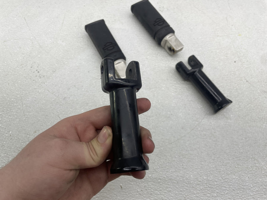 18-21 HARLEY-DAVIDSON HERITAGE CLASSIC FLHC REAR PASSENGER FOOT RESTS PEGS PAIR