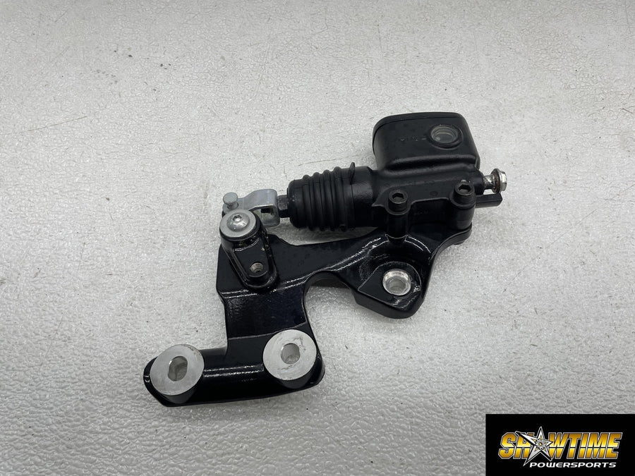 18-23 HARLEY-DAVIDSON STREET BOB REAR BACK BRAKE MASTER CYLINDER W/ MOUNT