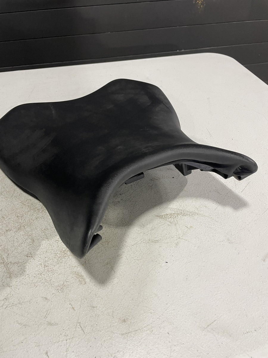 06-07 YAMAHA YZF R6 FRONT DRIVERS SEAT PAD SADDLE PILLION