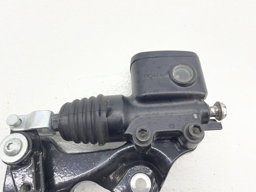 18-23 HARLEY-DAVIDSON STREET BOB REAR BACK BRAKE MASTER CYLINDER W/ MOUNT