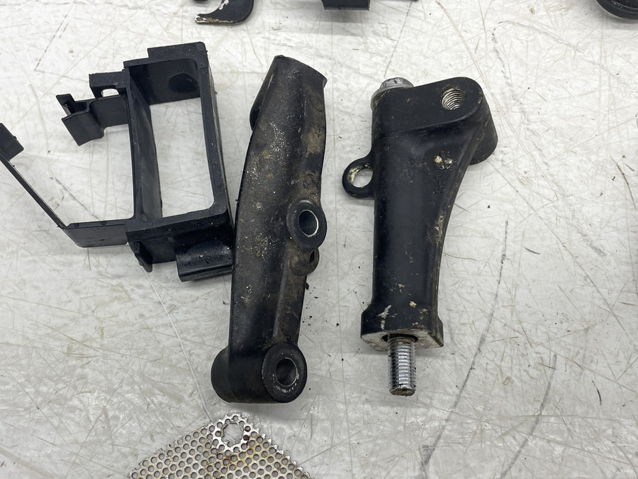 00-01 YAMAHA WAVERUNNER XL800 ENGINE PARTS HARDWARE FLYWHEEL MOUNT BRACKET BOLTS