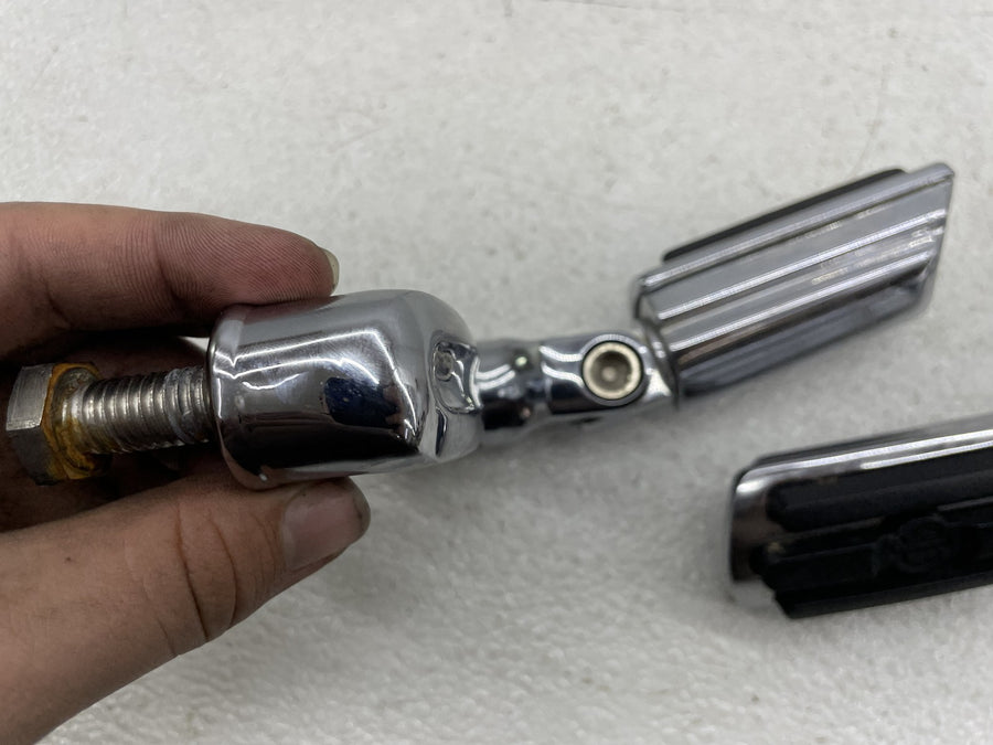 07-11 HARLEY-DAVIDSON ROAD KING CLASSIC FLHRC FRONT HIGHWAY FOOTPEGS PAIR