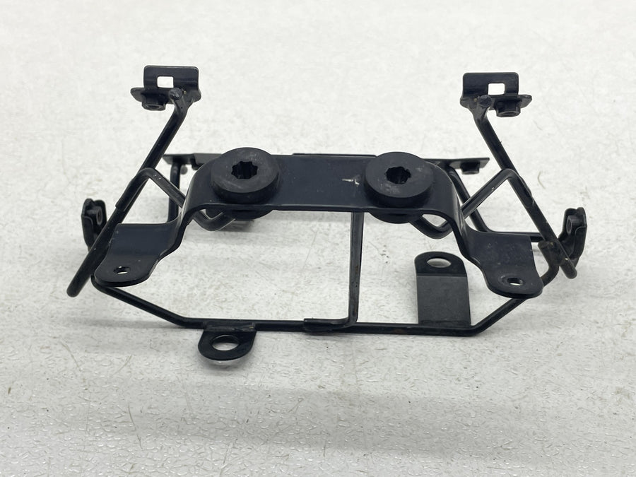 06-11 SUZUKI BOULEVARD M109R VZR1800 FRONT UPPER HEADLIGHT STAY BRACKET MOUNT