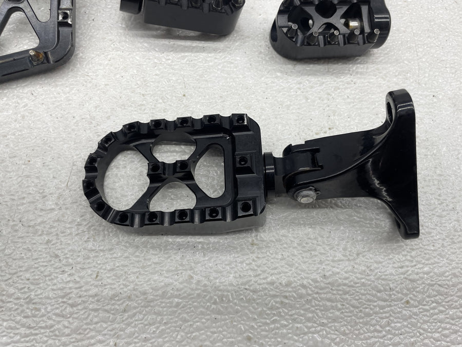 17-23 HARLEY-DAVIDSON STREET GLIDE SPECIAL FLHXS FOOTPEGS SET FLOORBOARDS PEDALS