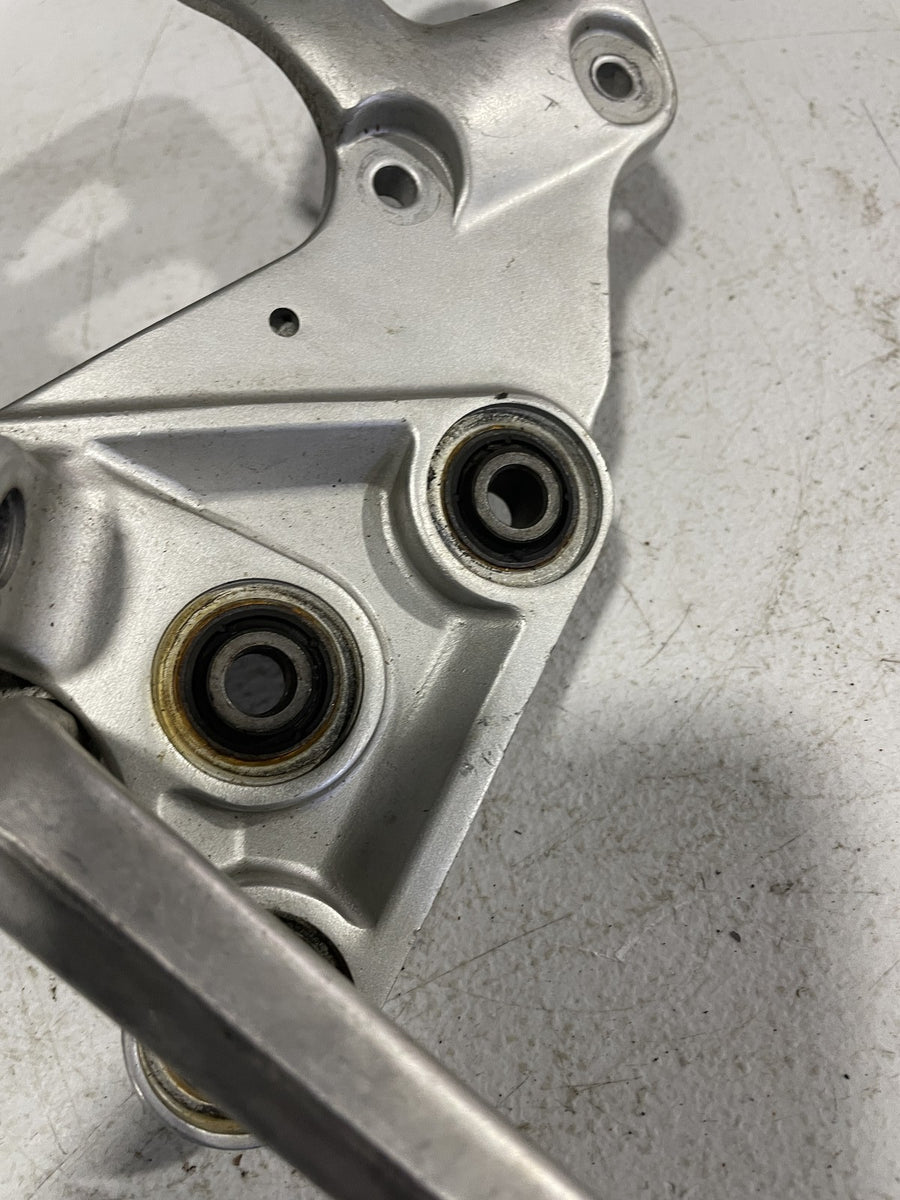 99-07 SUZUKI HAYABUSA RIGHT REARSET REAR SET DRIVER FOOT PEG REST STOP