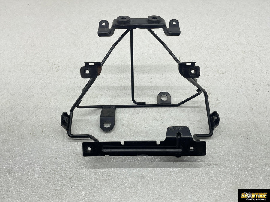 06-11 SUZUKI BOULEVARD M109R VZR1800 FRONT UPPER HEADLIGHT STAY BRACKET MOUNT
