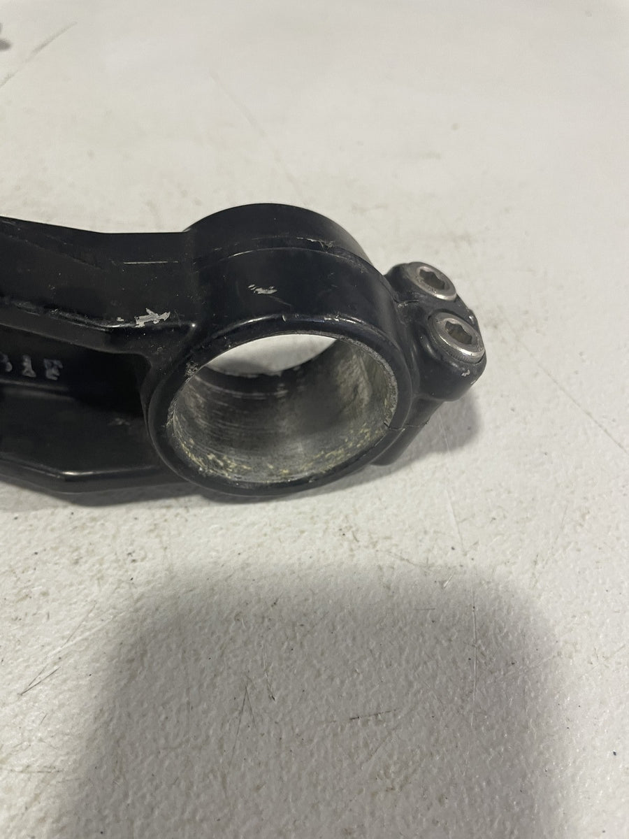 03 04 TRIUMPH DAYTONA 600 FRONT FORKS CLAMP LOWER TRIPLE TREE STEM