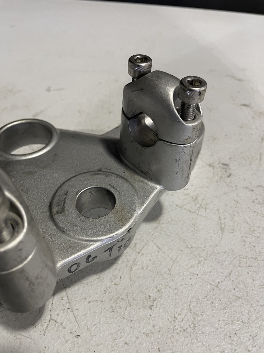 2006 TRIUMPH TIGER FORKS UPPER TRIPLE TREE CLAMP