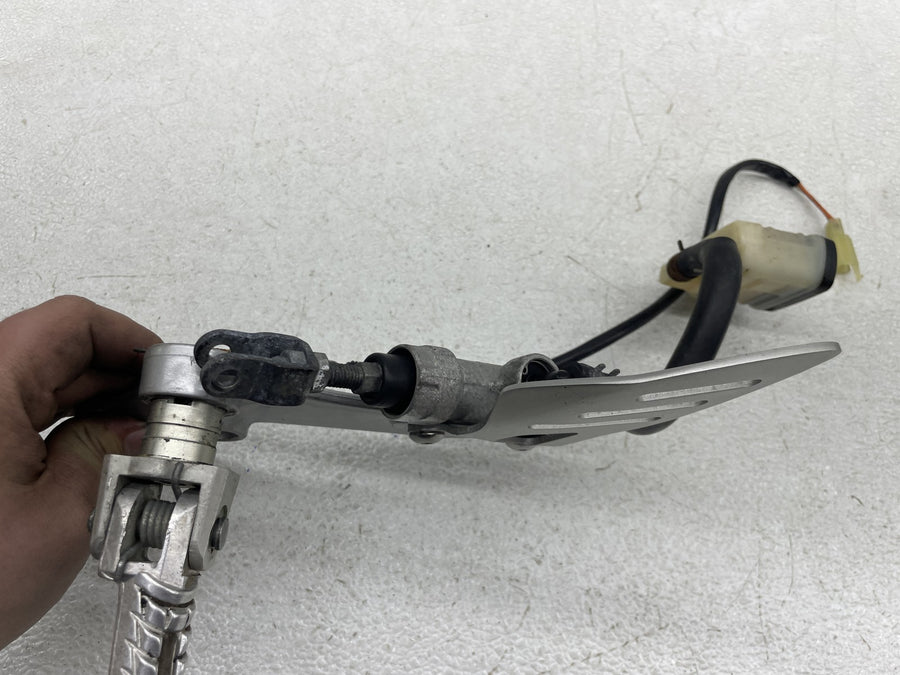 06-07 SUZUKI GSXR600 RIGHT REARSET REAR SET DRIVER FOOT PEG W/ REAR MASTER
