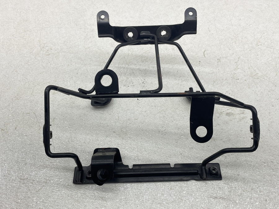 06-11 SUZUKI BOULEVARD M109R VZR1800 FRONT UPPER HEADLIGHT STAY BRACKET MOUNT