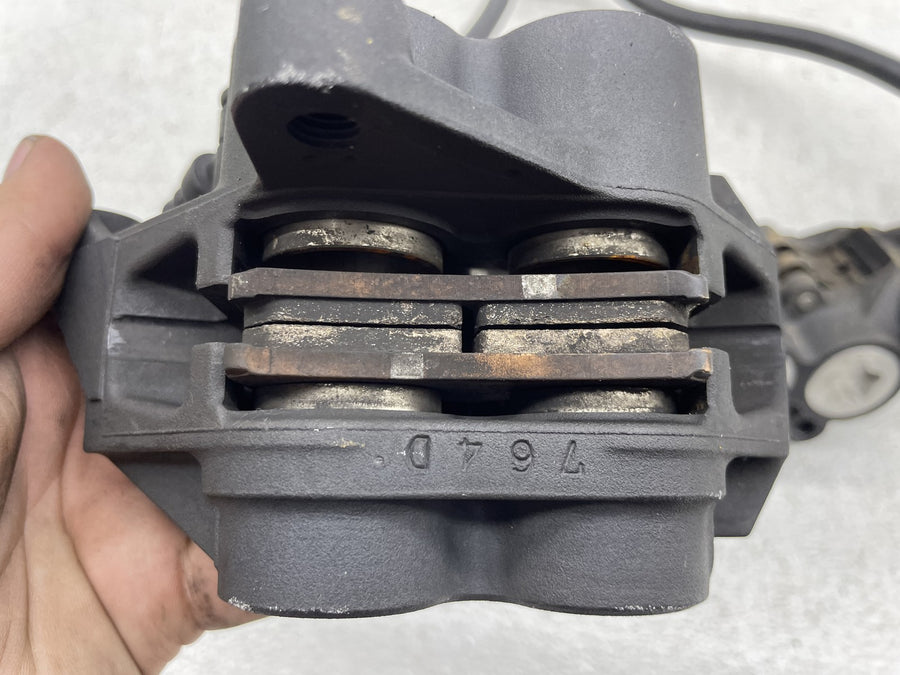 06-15 YAMAHA FZ1 RIGHT LEFT FRONT BRAKE CALIPER SET PAIR CALIPERS W/ BRAKE LINE