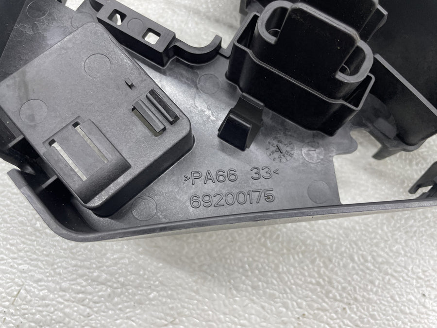 17-23 HARLEY-DAVIDSON ELECTRA GLIDE ULTRA LIMITED FLHTK BATTERY TRAY BOX HOLDER