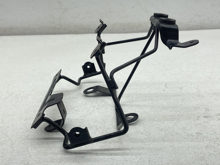 06-11 SUZUKI BOULEVARD M109R VZR1800 FRONT UPPER HEADLIGHT STAY BRACKET MOUNT