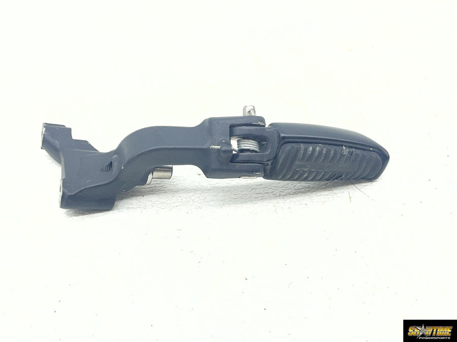 25-26 HARLEY-DAVIDSON NIGHTSTER RH975 LEFT FRONT FOOT REST PEG STEP MOUNT