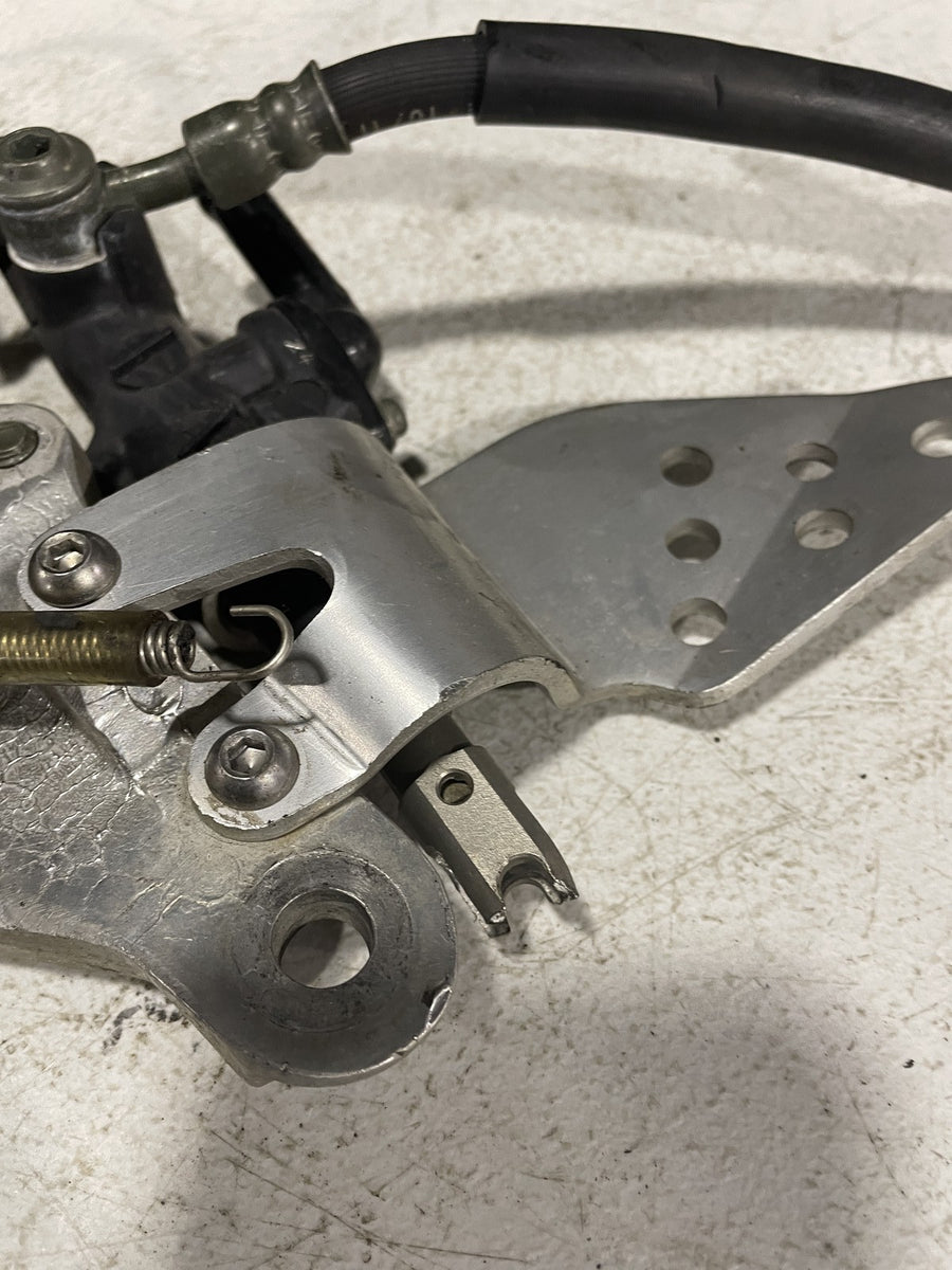 99-02 YAMAHA YZF R6 RIGHT REARSET REAR MASTER DRIVER FOOT PEG REST STOP
