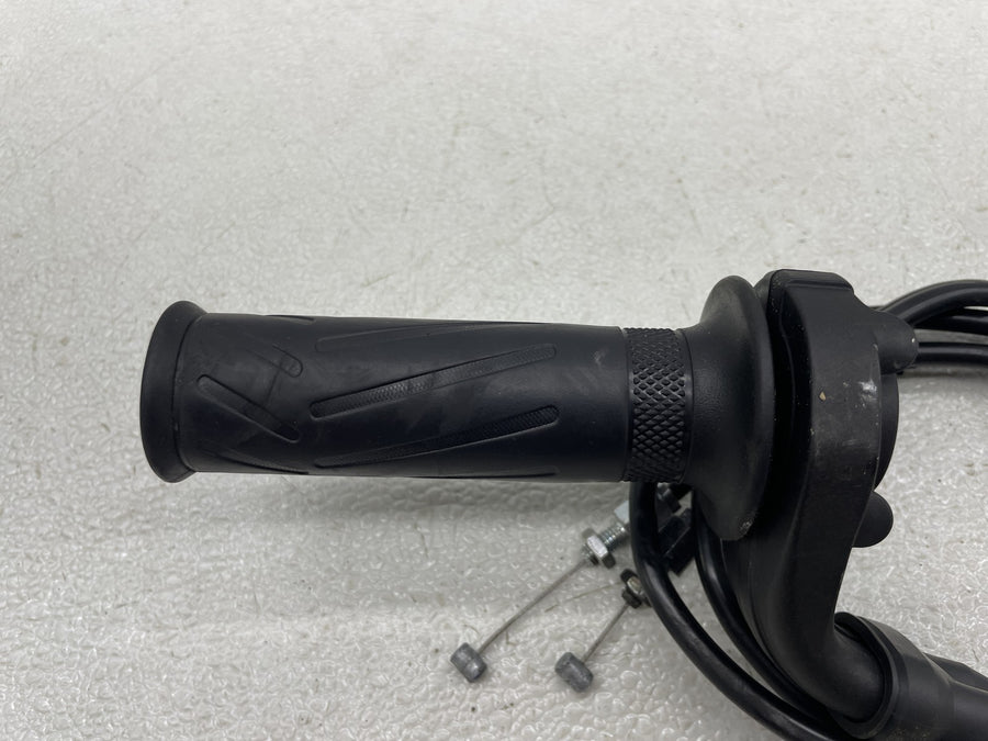 18-21 YAMAHA MT-10 THROTTLE GRIP W/ CABLE