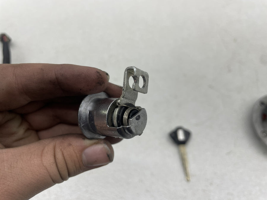 06-07 SUZUKI GSXR600 IGNITION LOCK KEY SET W/ GAS CAP AND SEAT LOCK