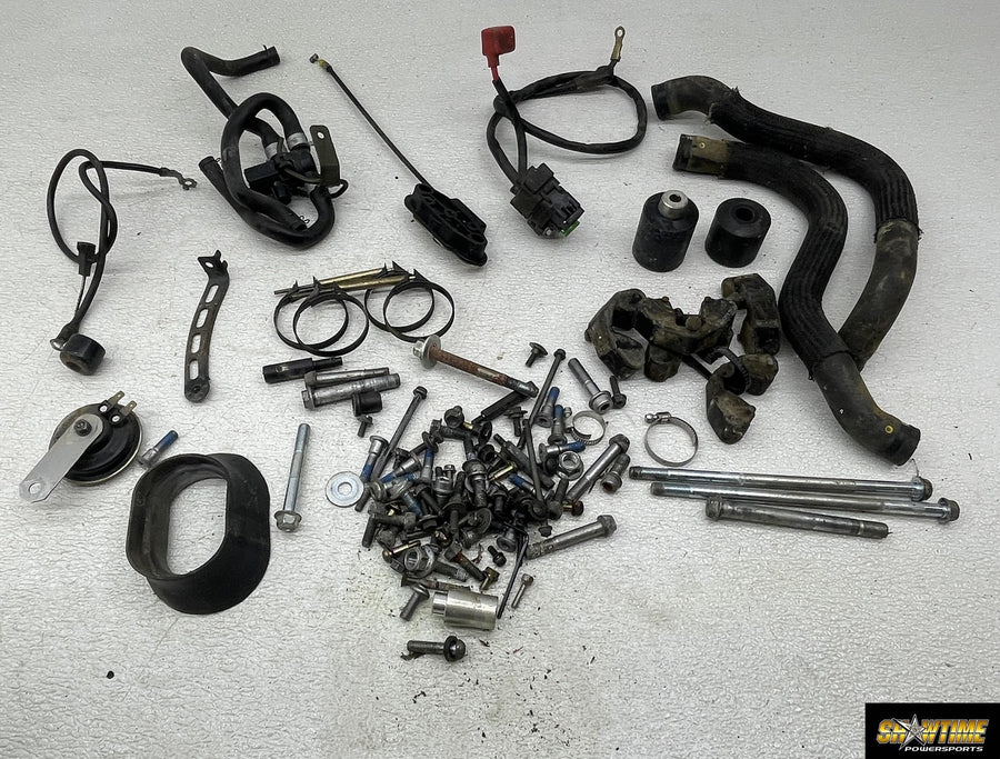 04-05 SUZUKI GSXR750 PARTS HARDWARE FUSE BOX CUSH HORN MOUNT NUTS BOLTS