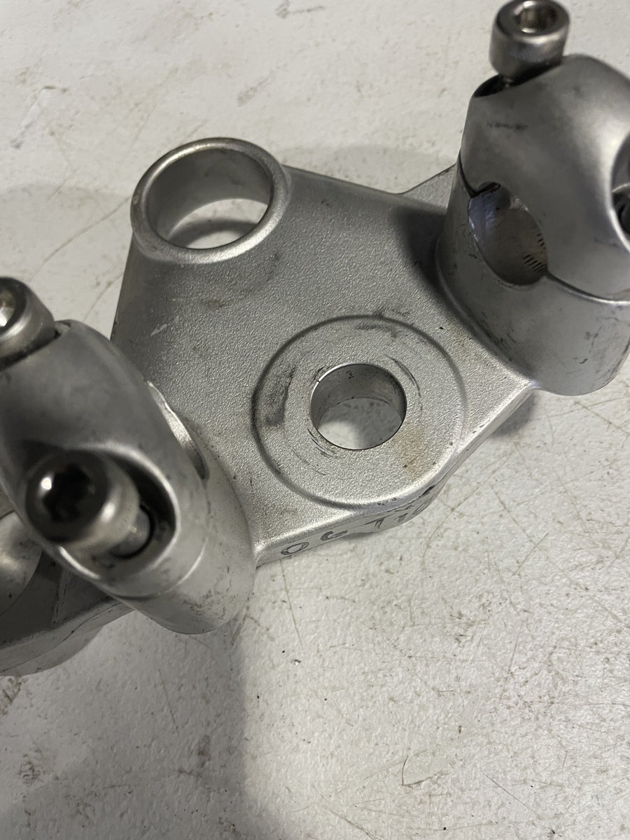 2006 TRIUMPH TIGER FORKS UPPER TRIPLE TREE CLAMP