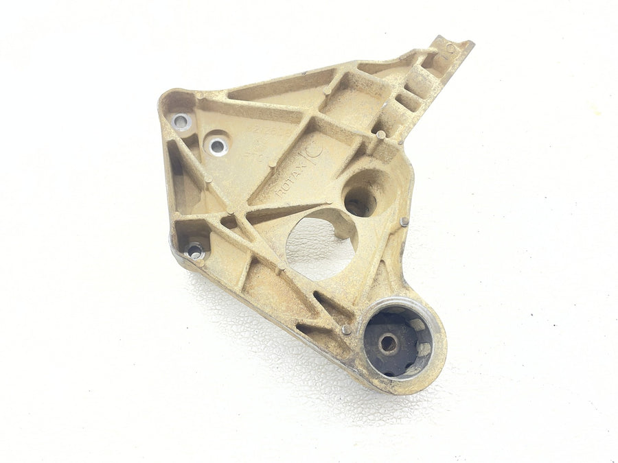 20 CAN-AM MAVERICK X3 DS TURBO MOTOR ENGINE TRANSMISSION MOUNT STAY BRACKET