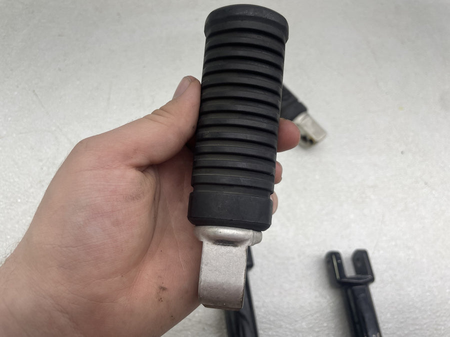 18-21 HARLEY-DAVIDSON HERITAGE CLASSIC FLHC REAR PASSENGER FOOT RESTS PEGS PAIR