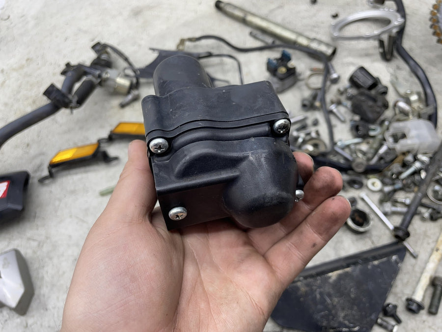 06-15 YAMAHA FZ1 PARTS AND HARDWARE LOT W/ BRAKE LIGHT
