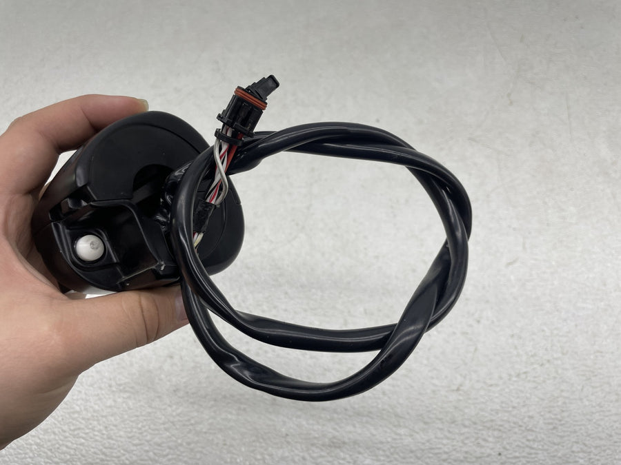 18-23 HARLEY-DAVIDSON STREET BOB RIGHT CONTROL SWITCH