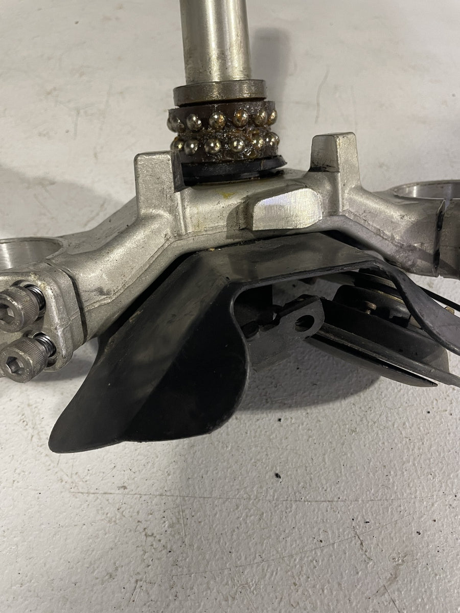 04-06 YAMAHA YZF R1 FRONT FORKS CLAMP LOWER TRIPLE TREE STEM
