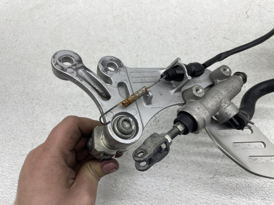 06-07 SUZUKI GSXR600 RIGHT REARSET REAR SET DRIVER FOOT PEG W/ REAR MASTER
