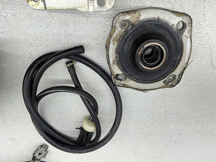92-97 KAWASAKI JET SKI 750 SS PARTS HARDWARE MOUNT COLUMN CAP OIL STICK MOUNT