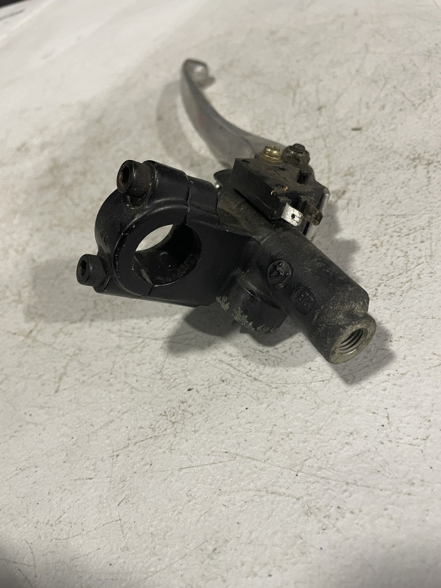 99-02 YAMAHA YZF R6 FRONT BRAKE MASTER CYLINDER W/ LEVER 4SV-W2587-10-00