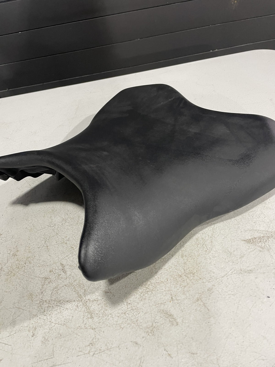 06-07 YAMAHA YZF R6 FRONT DRIVERS SEAT PAD SADDLE PILLION