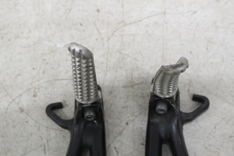 08-16 YAMAHA YZF R6 RIGHT LEFT REAR BACK PASSENGER PEGS STEPS PAIR (SEE DESCP)