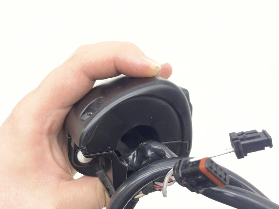 18-23 HARLEY-DAVIDSON STREET BOB RIGHT CONTROL SWITCH