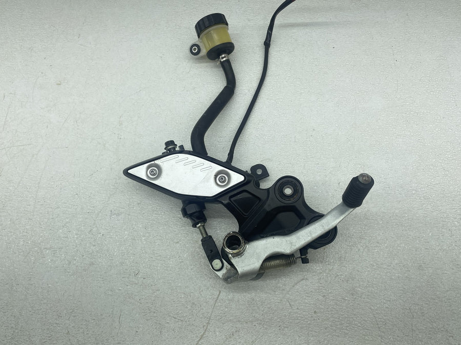 11-13 YAMAHA FZ8 RIGHT REARSET REAR DRIVER FOOT PEG MOUNT BRAKE CALIPER MASTER