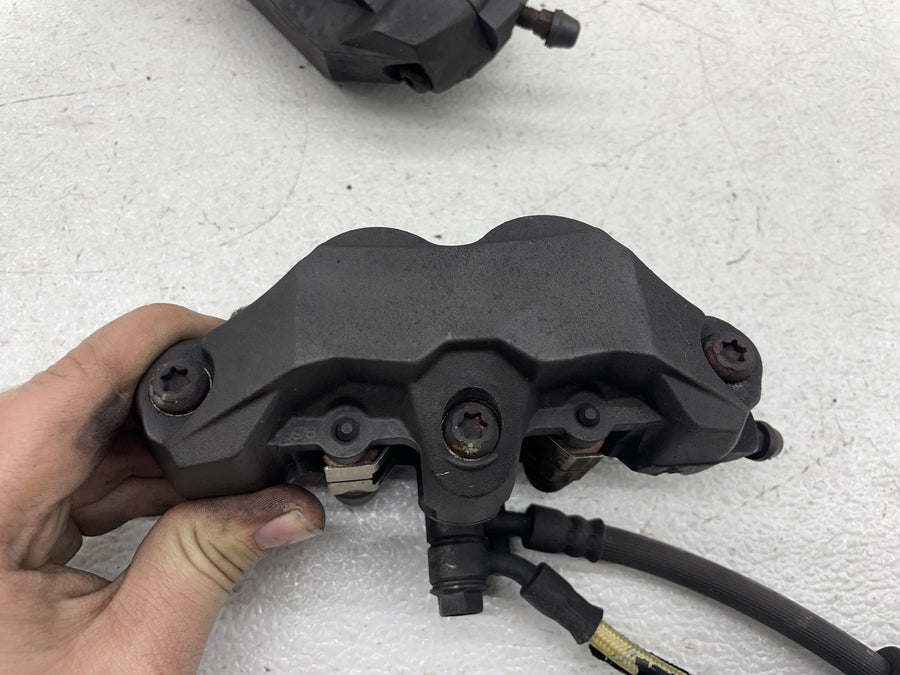 06-07 SUZUKI GSXR600 RIGHT LEFT FRONT BRAKE CALIPER SET PAIR CALIPERS