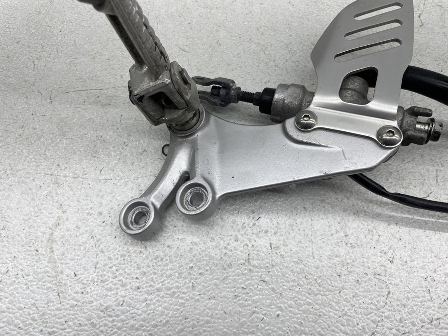 06-07 SUZUKI GSXR600 RIGHT REARSET REAR SET DRIVER FOOT PEG W/ REAR MASTER