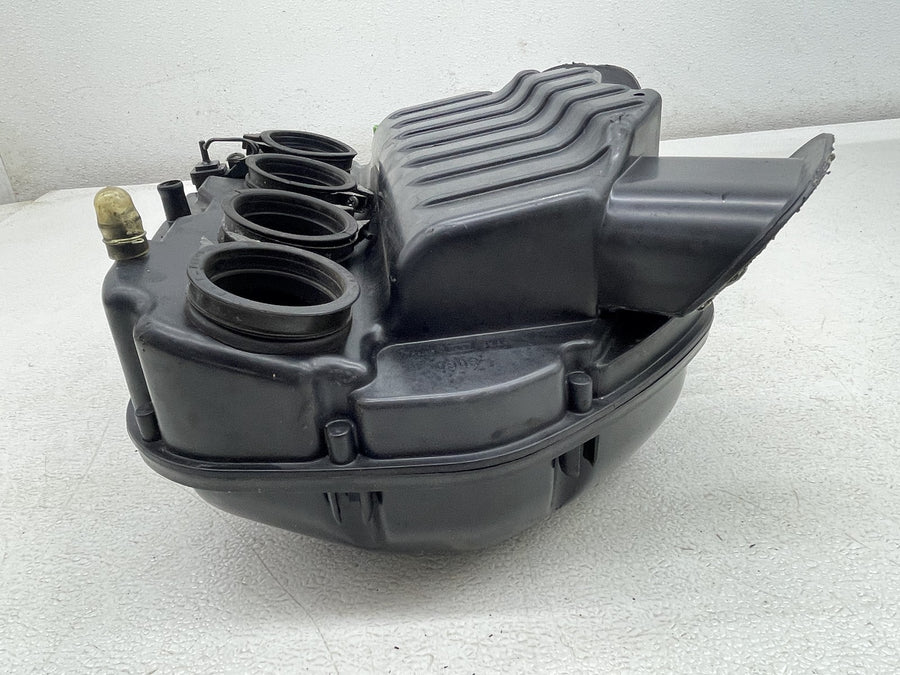 04-05 SUZUKI GSXR750 AIRBOX AIR INTAKE FILTER BOX 13700-30G00
