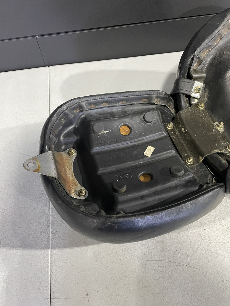 1995 HONDA SHADOW 1100 VT1100C FRONT REAR DRIVER PASSENGER SEAT